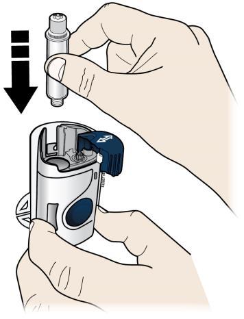 Mano che inserisce un ago monouso in un dispositivo penna per iniezione con pulsante blu e freccia direzionale