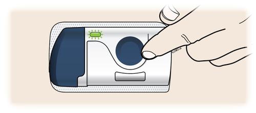 Dispositivo medico con indicatore verde e pulsante centrale premuto da un dito mentre si rimuove una striscia adesiva