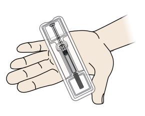 Mano che tiene una siringa preriempita in un blister trasparente con stantuffo visibile e ago collegato