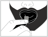 Mano che applica un cerotto adesivo rettangolare sulla pelle del labbro superiore con le dita