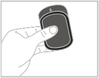 Mano che preme il pulsante di rilascio su un dispositivo medico nero ovale con contorno bianco