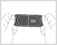 Due mani che tengono un dispositivo medico ovale scuro con una sezione rettangolare grigia centrale