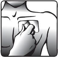 Mano che pizzica la pelle del braccio con due dita per formare una piega cutanea prima dell