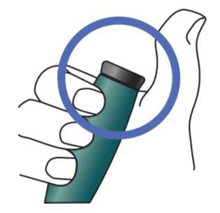 Mano che tiene un dispositivo penna blu e nero evidenziato da un cerchio blu chiaro