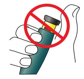 Penna autoiniettante con tappo nero barrato da una croce rossa su sfondo bianco tenuta da una mano stilizzata