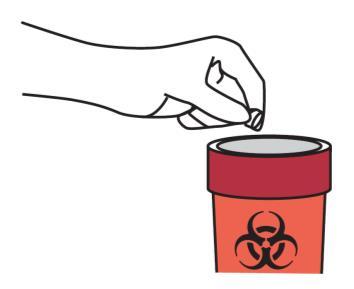 Mano che deposita una capsula in un contenitore rosso con simbolo di rischio biologico