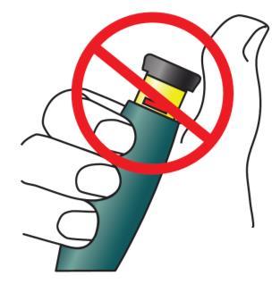 Mano che tiene una penna per insulina con un simbolo di divieto rosso sovrapposto per indicare di non premere l