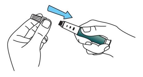 Mano che inserisce una cartuccia blu in un dispositivo penna per iniezione con freccia azzurra indicante la direzione