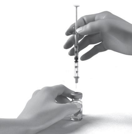 Mano che preleva farmaco liquido da flaconcino con siringa, ago inserito nel tappo di gomma per aspirazione