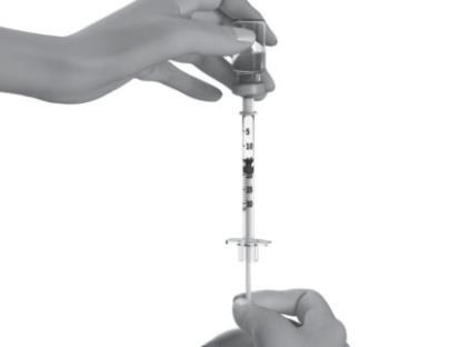 Mano che tiene una siringa pre-riempita con farmaco e un flaconcino trasparente collegato all