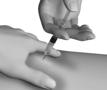 Mano che tiene una siringa pronta per l