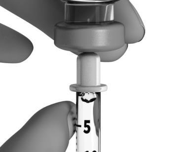 Mano con guanto che tiene una siringa graduata con stantuffo e ago inserito parzialmente nel tappo di gomma