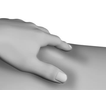 Mano che palpa una superficie liscia e grigia con le dita leggermente incurvate e il pollice rivolto verso l