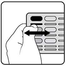 Mano che preme un pulsante rettangolare su un dispositivo grigio con freccia bidirezionale