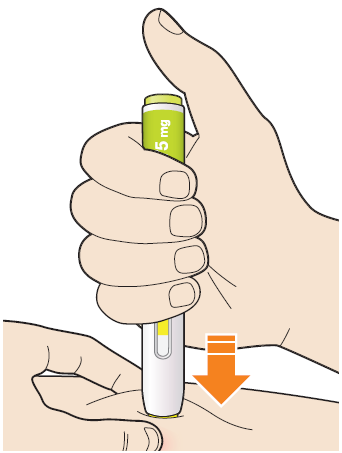 Mano che tiene un dispositivo per iniezione con indicazione 5 mg, freccia arancione indica pressione sul braccio con ago inserito