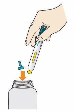 Penna iniettabile blu e gialla tenuta in mano con ago rivolto verso un flacone di vetro trasparente e tappo blu cadente