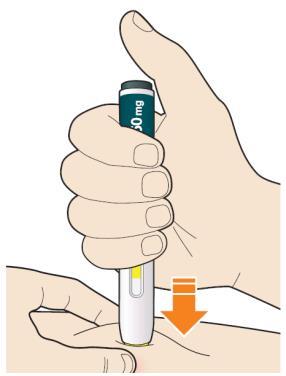 Mano che tiene un dispositivo per iniezione con ago, freccia arancione indica pressione sul pulsante e pelle con punto di iniezione