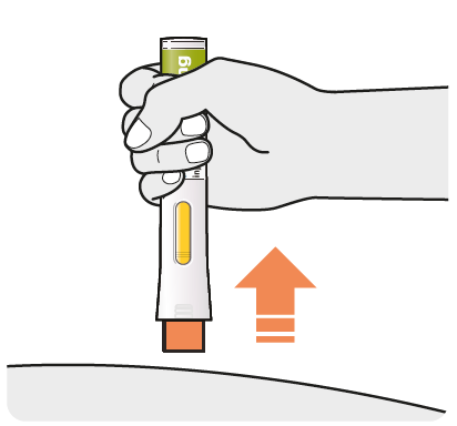 Mano che tiene un dispositivo iniettore con ago rivolto verso il basso su una superficie cutanea con freccia arancione indicante la direzione