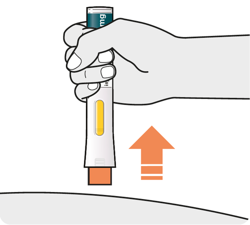 Mano che tiene un dispositivo per iniezione con ago rivolto verso il basso su pelle beige e freccia arancione indicante la pressione