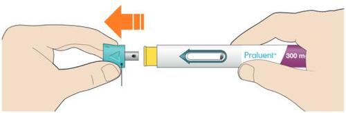Mani che tengono una penna per insulina Pralluent 300m con ago blu fissato e freccia arancione che indica la direzione di inserimento