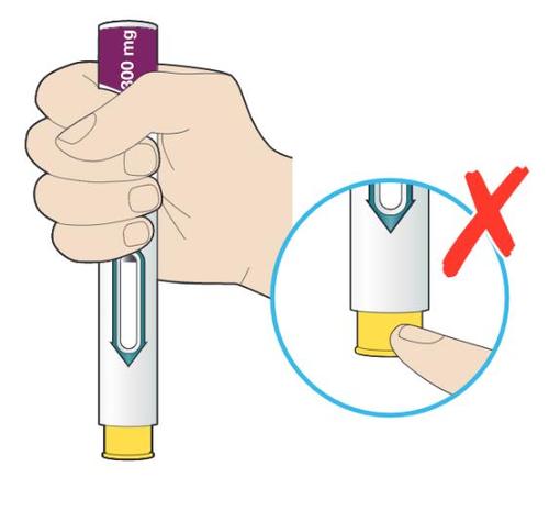 Penna iniettabile viola da 300mg tenuta in mano con freccia verde e ingrandimento che mostra l