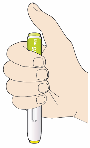 Mano che stringe un dispositivo penna per iniezione con cartuccia verde da 15 mg e pulsante giallo