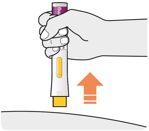 Mano che tiene un dispositivo per iniezione con ago giallo puntato verso l