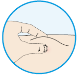 Mano che pizzica la pelle con due dita per preparare il sito di iniezione su una coscia stilizzata