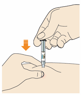 Mano che inserisce un ago di siringa nella pelle tesa dell