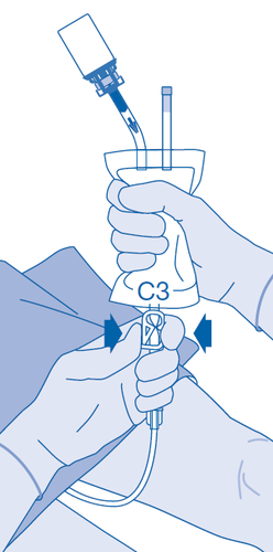 Mano che stringe un dispositivo medico con tubicino e connettore a forma di C con frecce blu laterali