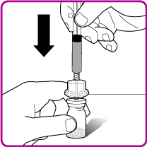 Mano che tiene una siringa collegata a un flaconcino medicinale con ago inserito e freccia nera che indica la direzione