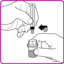 Mano che tiene una siringa pre-riempita sopra un flacone medicinale con tappo viola freccia indica l