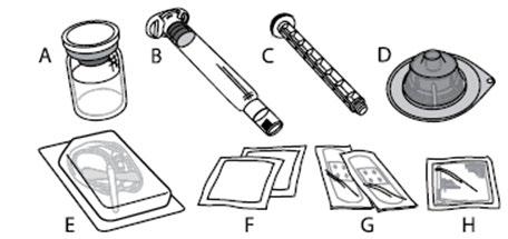 Fiala, siringa pre-riempita, ago, cilindro graduato, tampone alcolico, garze sterili e cerotti adesivi su sfondo bianco
