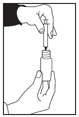 Mano che avvita un cappuccio protettivo bianco su una siringa preriempita trasparente con stantuffo visibile