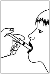 Mano che tiene un iniettore nasale con l