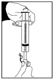Siringa trasparente con stantuffo e ago collegato, tenuta in mano pronta per l