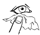 Occhio che riceve una goccia instillata da un contenitore cilindrico bianco tenuto da una mano