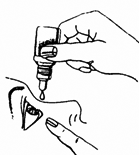 Mano che tiene un contagocce sopra l