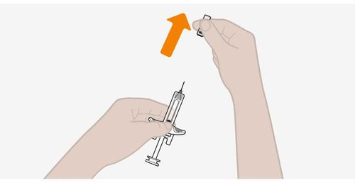 Mani che tengono una siringa preriempita e un tappo protettivo, con una freccia arancione che indica la direzione di rimozione del tappo