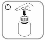 Mano che tiene una fiala e la punta verso il basso sopra un flacone per la ricostituzione del farmaco