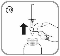 Mano che tiene una siringa sopra un flacone medicinale con freccia direzionale verso l