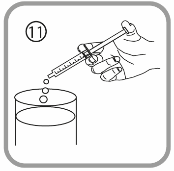 Mano che tiene una siringa inclinata sopra un flacone con tappo, pronta per l