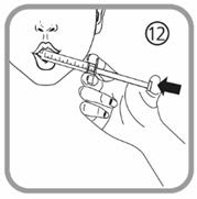 Mano che tiene una siringa con ago inserito nella bocca di un paziente, freccia nera indica la direzione dell