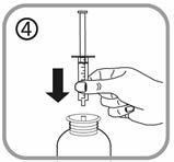 Mano che tiene una siringa sopra un flacone medicinale con freccia nera che indica la direzione di inserimento dell