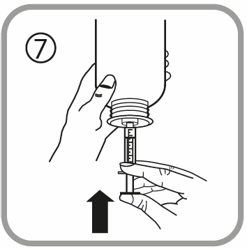 Mano che afferra il cilindro di una siringa con l
