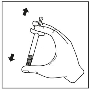 Mano che tiene una siringa preriempita con ago rivolto verso l