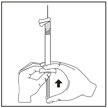 Mani che tengono una siringa preriempita con ago rivolto verso il basso e freccia nera indicante la direzione di inserimento