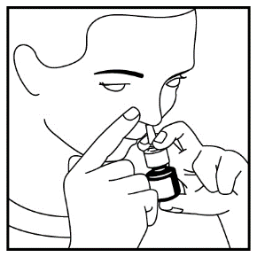 Donna che applica uno spray nasale con un dito sull