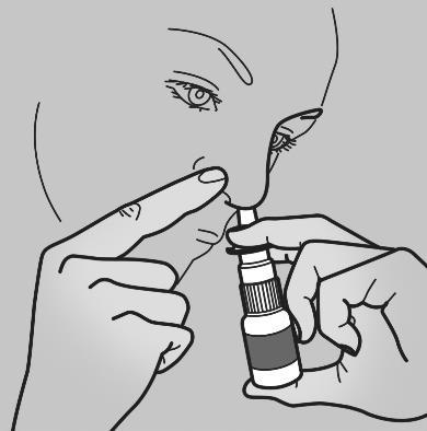 Mano che tiene un flacone spray nasale mentre l