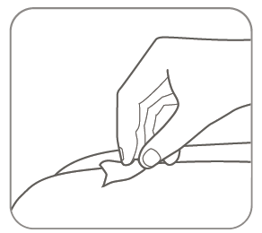 Mano che applica un cerotto adesivo su una ferita cutanea con bordo irregolare su braccio